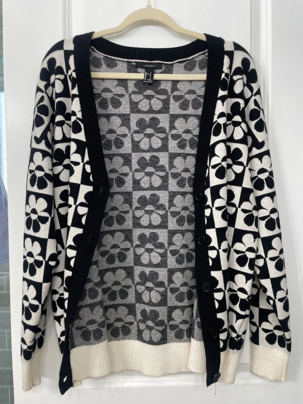 Forever 21 - Cardigan with Black and White flowers design, size Small - Picture 3 of 5
